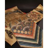 Tenture en soie brodée Chine, époque Guangxu (1875-1908) A décor central de deux [...]