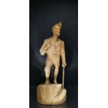 Georges FOURNIER (XX). L'alpiniste. Bois sculpté, signé et situé Mont Blanc au [...]