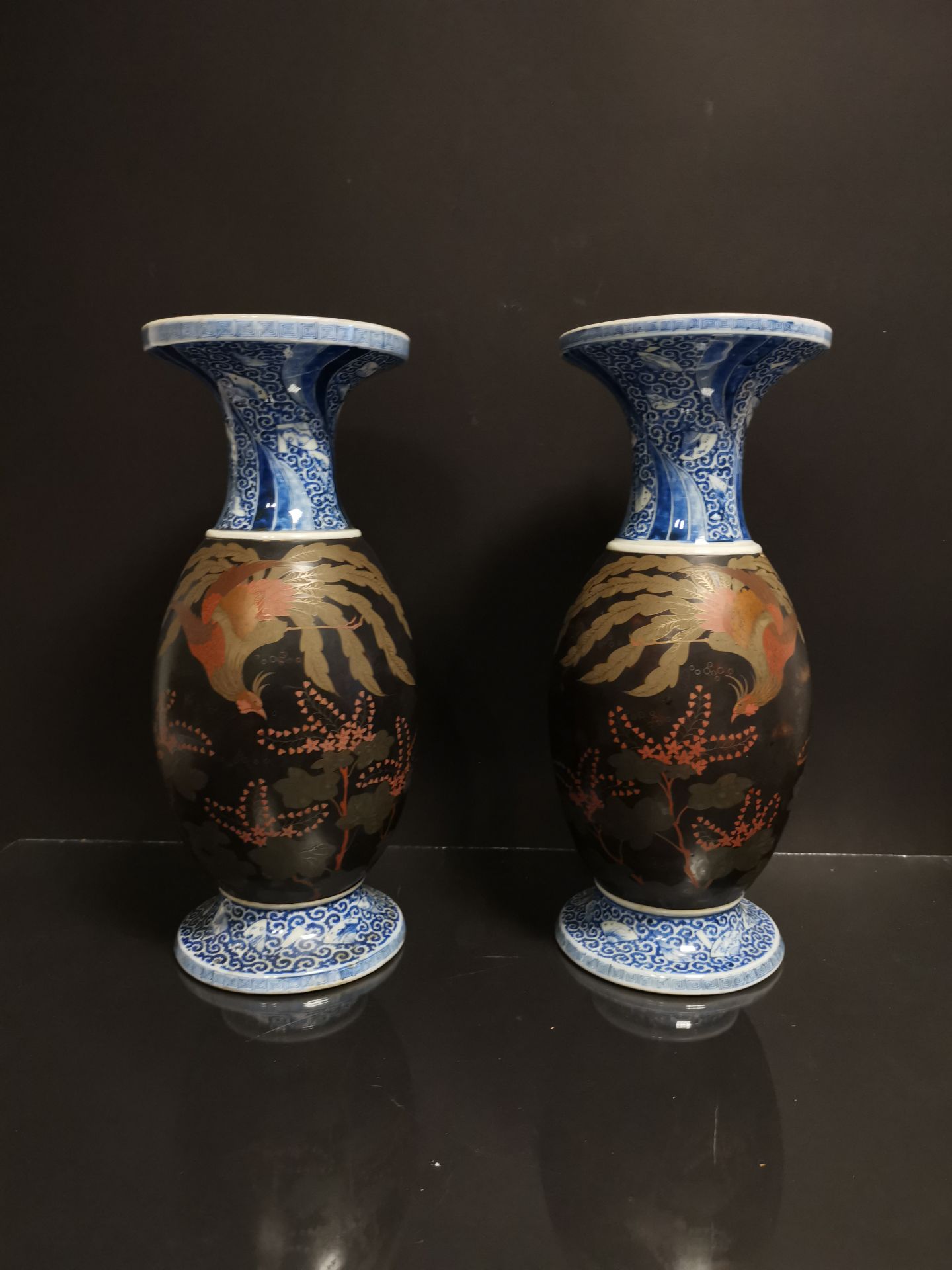 JAPON. Paire de vases cornés, la panse à décor en cloisonné de porcelaine