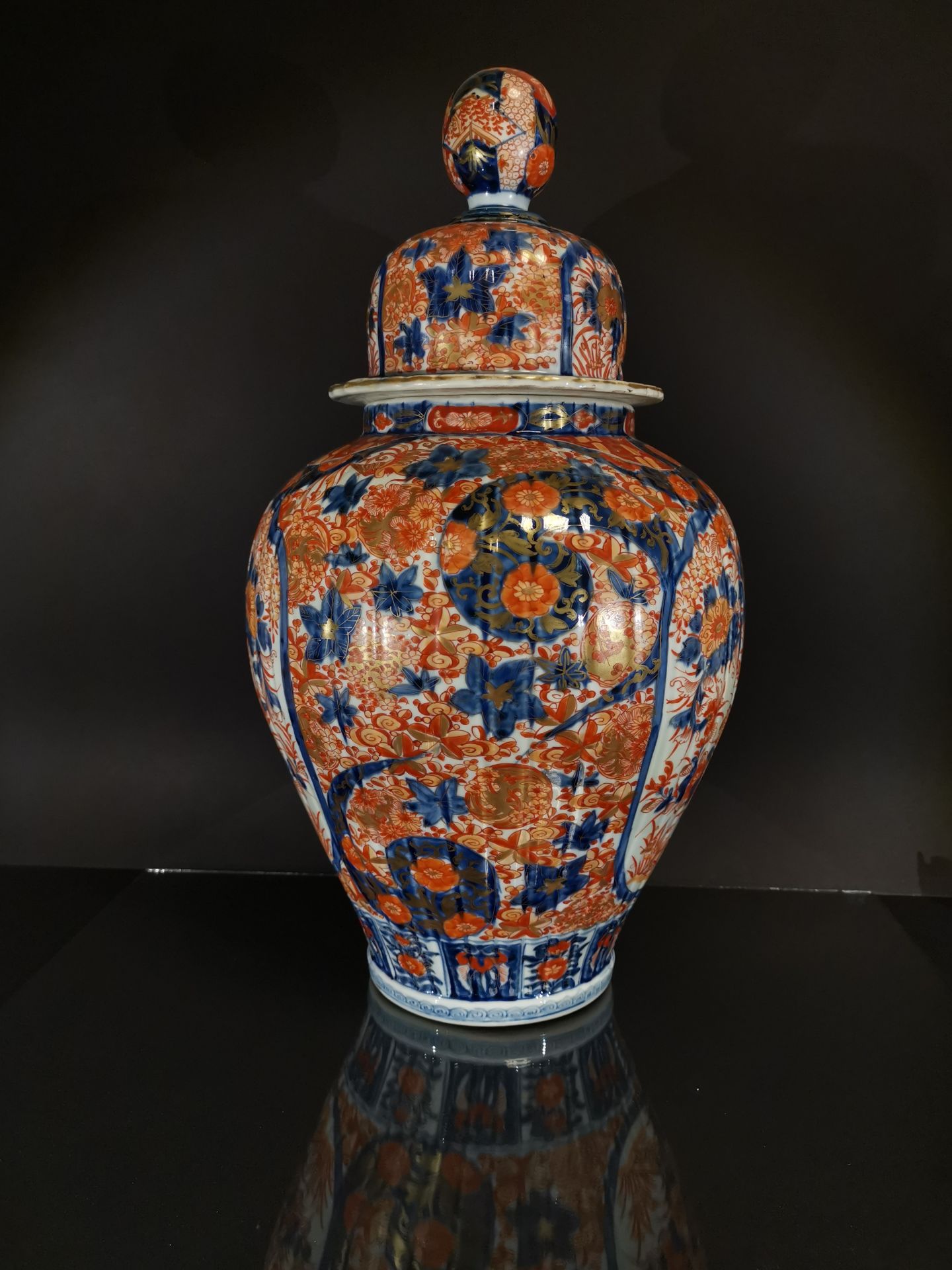 JAPON - Imari. Grand vase couvert à bordures côtelées à décor bleu, corail et or [...] - Bild 2 aus 4