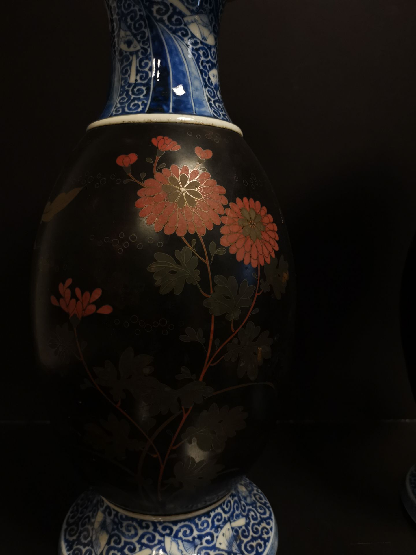 JAPON. Paire de vases cornés, la panse à décor en cloisonné de porcelaine - Bild 3 aus 6