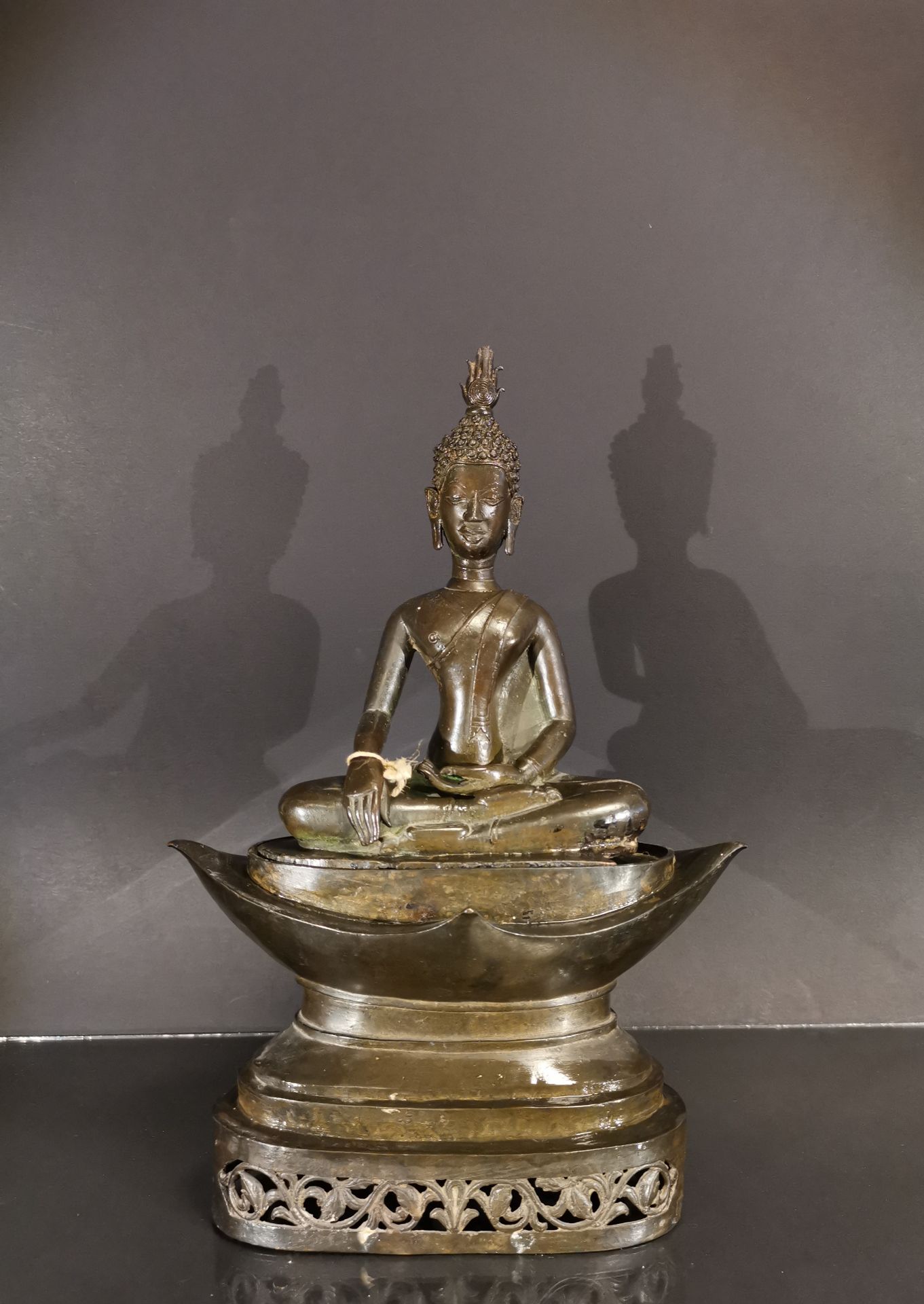 LAOS. Buddha Maravijaya, les jambes en virasana et la main droite en [...]