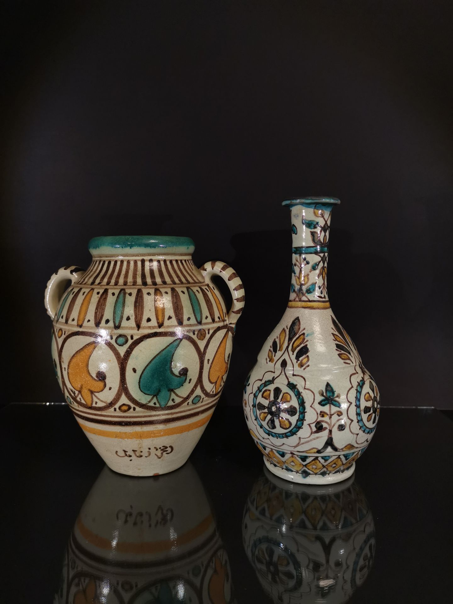 TUNISIE. Vase de forme piriforme à décor circulaire de rosace et feuille