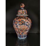 JAPON - Imari. Grand vase couvert à bordures côtelées à décor bleu, corail et or [...]