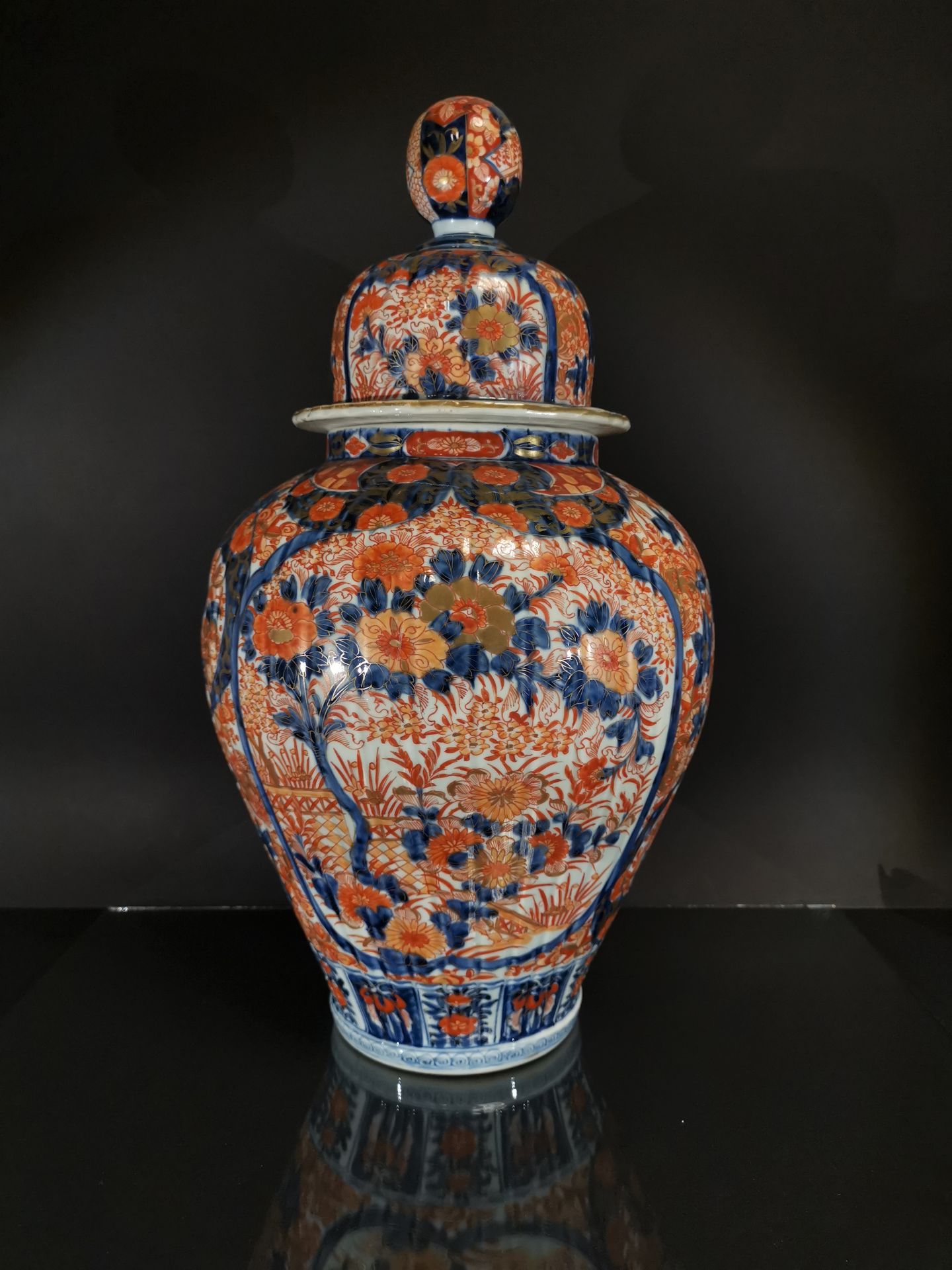 JAPON - Imari. Grand vase couvert à bordures côtelées à décor bleu, corail et or [...]