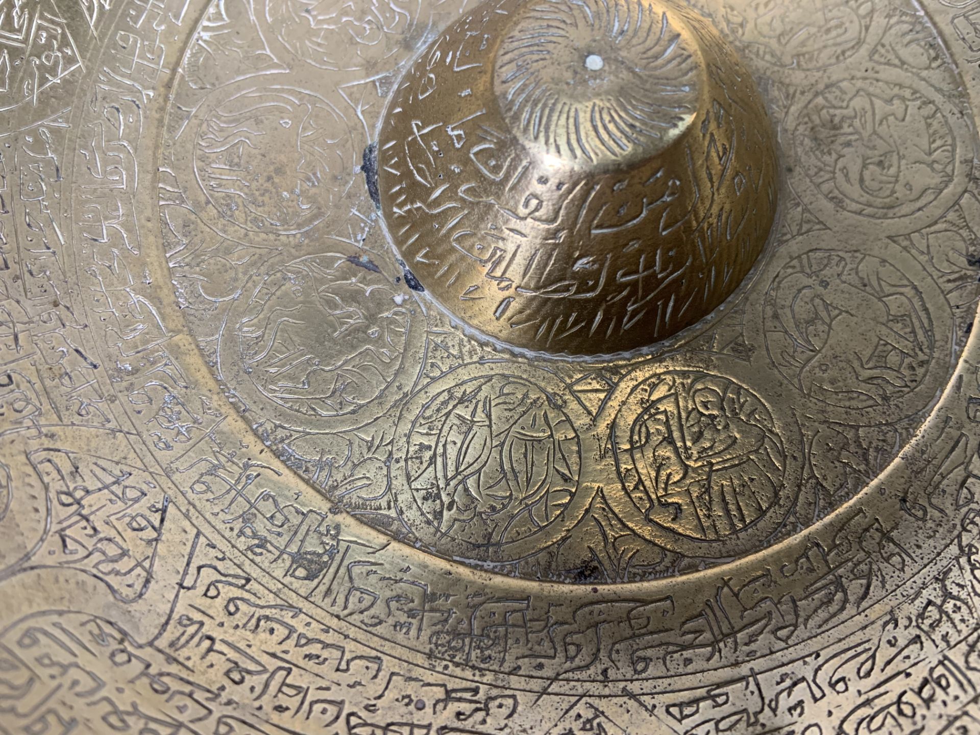 Bol Talismanique Laiton ciselé Iran, XIXe siècle H 6,1 cm ; D 20,9 cm Cette coupe [...] - Bild 4 aus 6