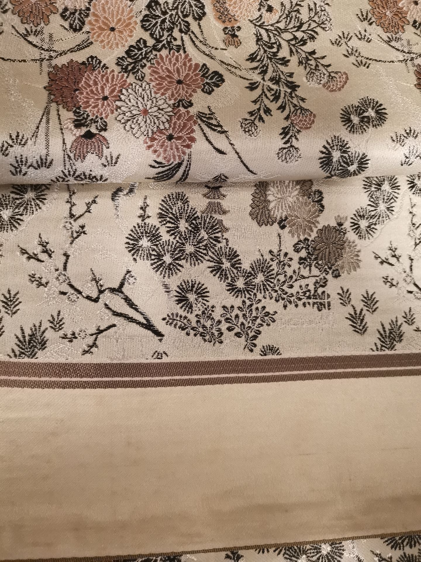 JAPON. Obi à décor de bouquets de chrysanthème, barrières, noir et cuivré sur [...] - Bild 3 aus 3