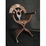 SYRIE. Fauteuil en bois exotique sculpté de motifs géométriques et volutes et [...]