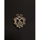 Broche composé d'un coeur, noeud et fleurs agrémentées de brillants blancs et de [...]