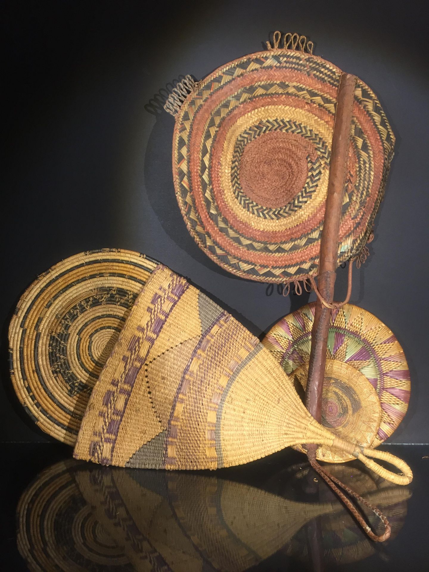 Ensemble d'objets contenant sacoche touareg, vannerie, deux éventails, deux masques [...]