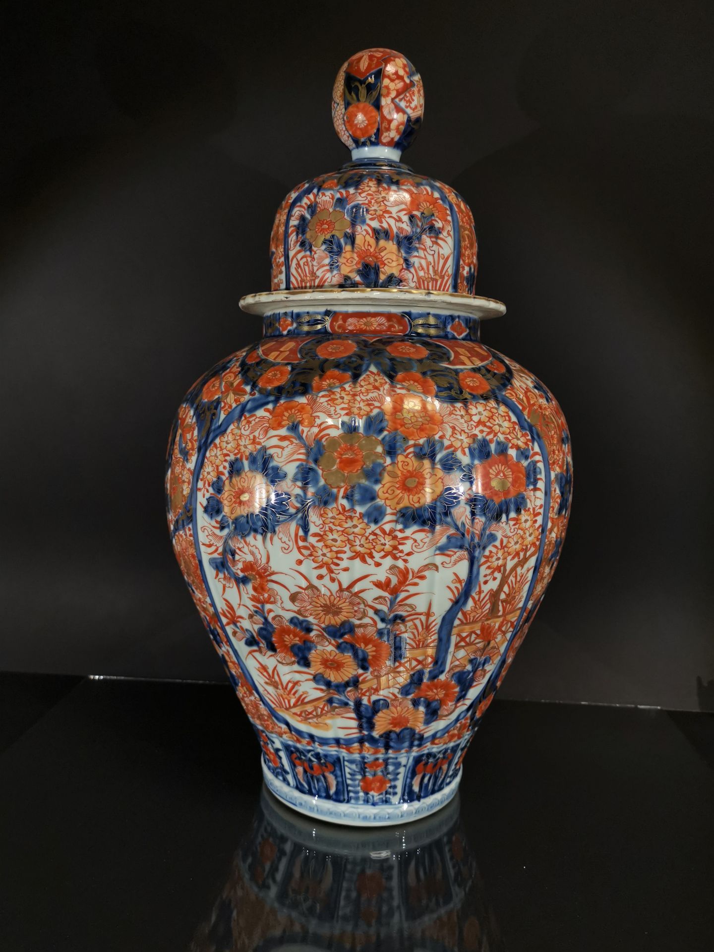 JAPON - Imari. Grand vase couvert à bordures côtelées à décor bleu, corail et or [...] - Bild 3 aus 4