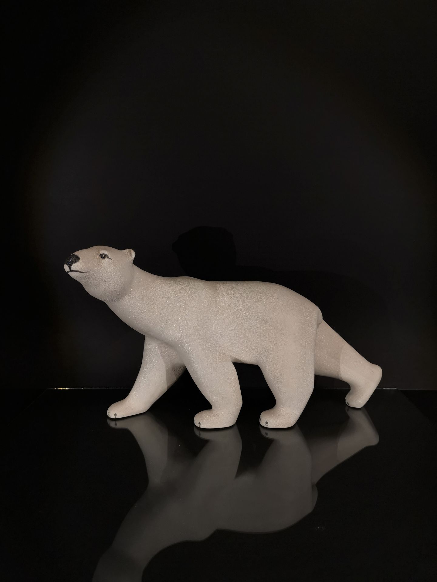 Ours polaire marchant en céramique crispée dite peau d'orange, dans le goût des [...]