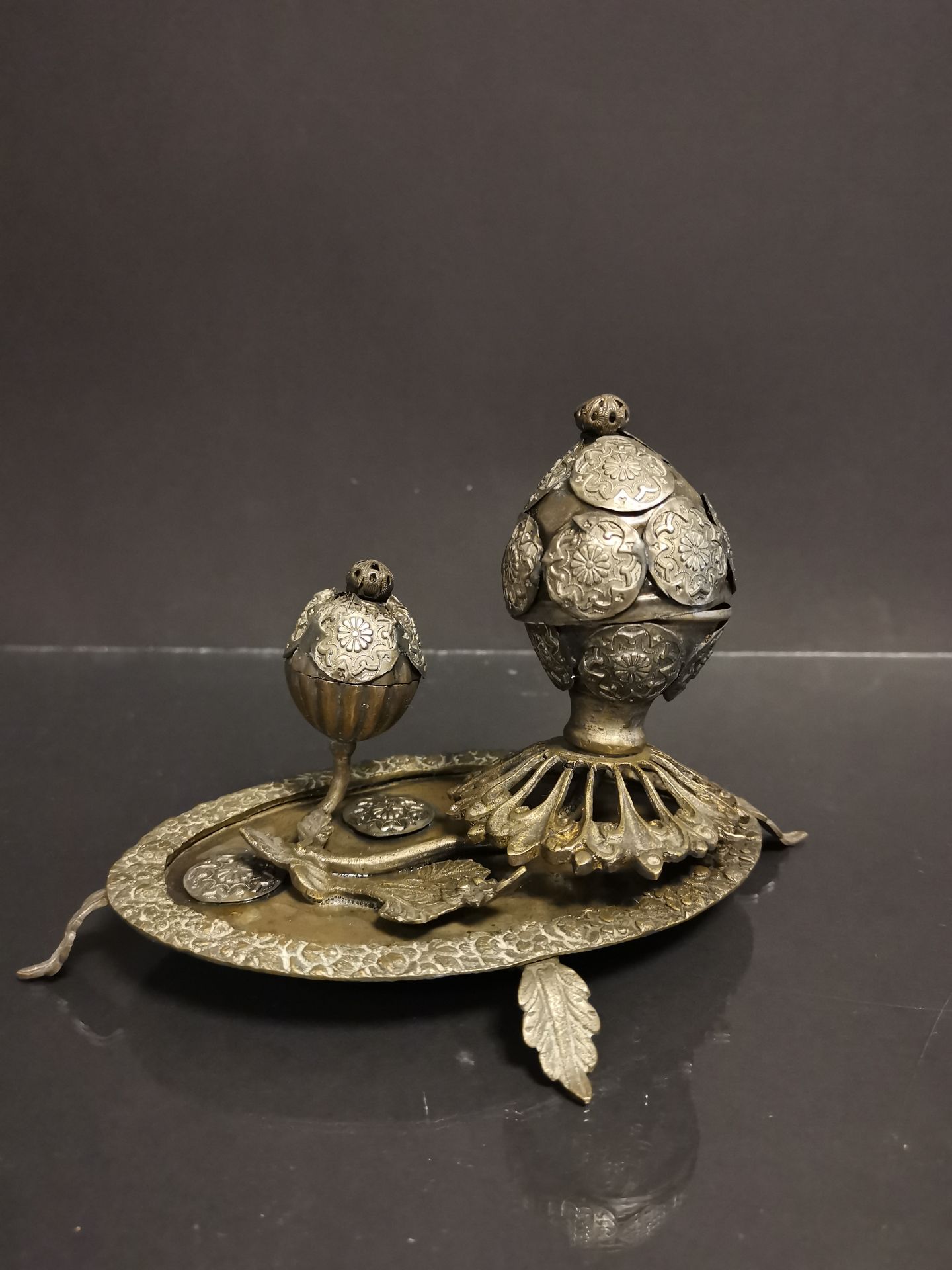 OTTOMAN. Brule parfum en bronze argenté à décor de pastillages. 11,5 x 17 cm - - Bild 2 aus 2