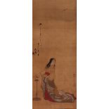 JAPON. Jeune femme au bougeoir et à l'oiseau. Peinture sur soie, porte une signature [...]
