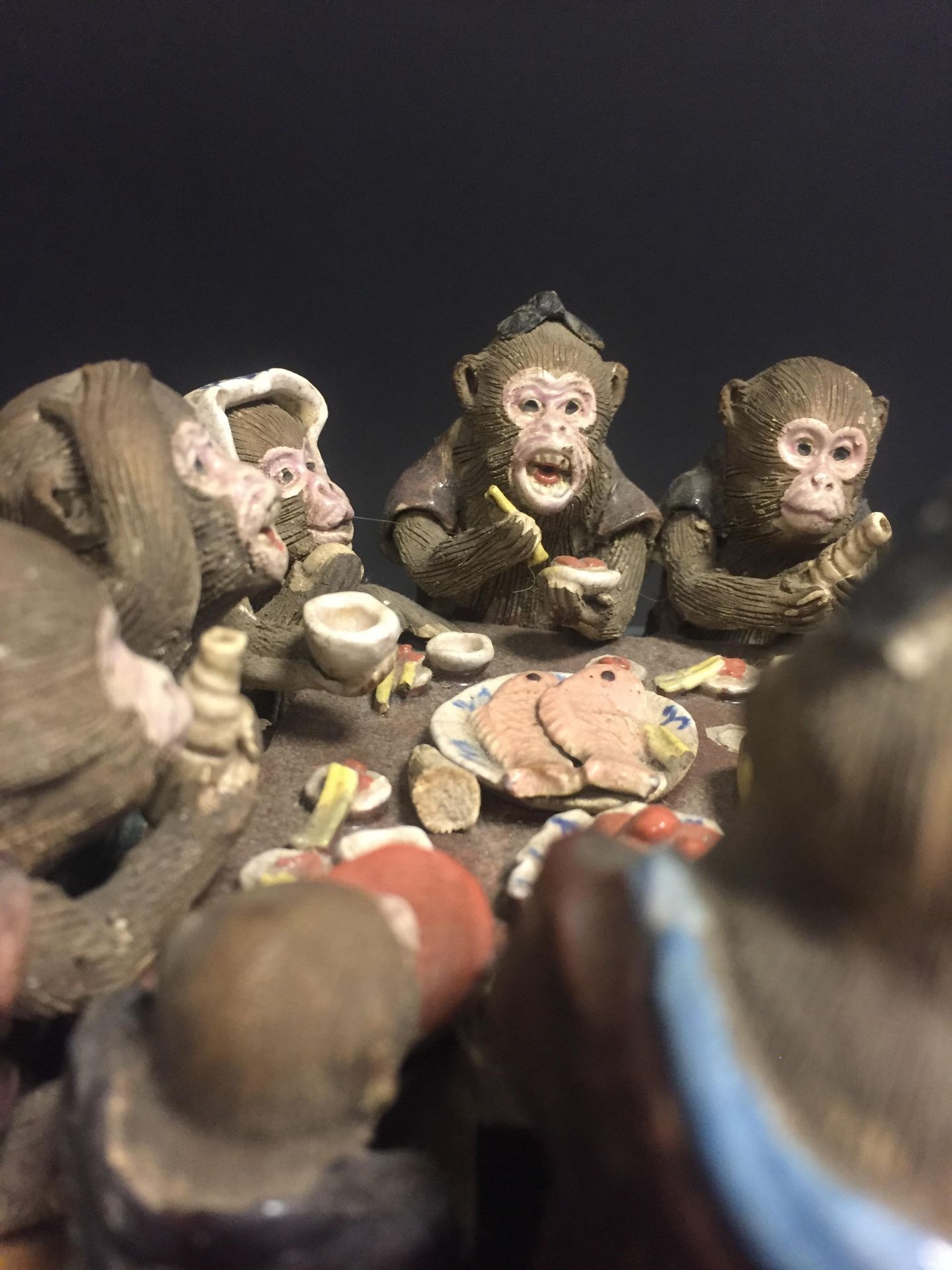 JAPON. Assemblée d'une famille de dix singes déjeunant, céramique émaillée. 15 x [...] - Bild 2 aus 4