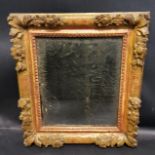 Petit miroir en bois sculpté anciennement doré à décor de florettes et [...]