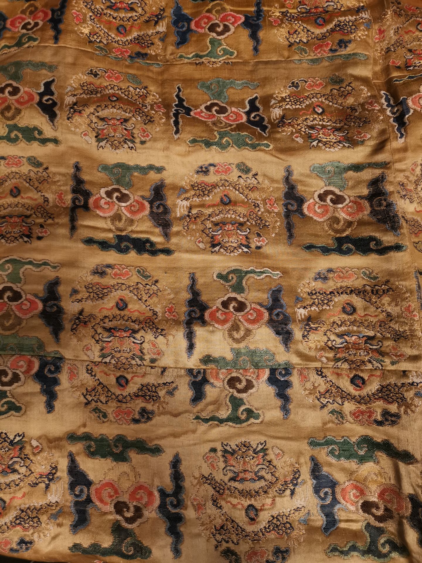 Tenture en soie brodée et tissée Chine, époque Guangxu (1875-1908) A fond beige et [...]
