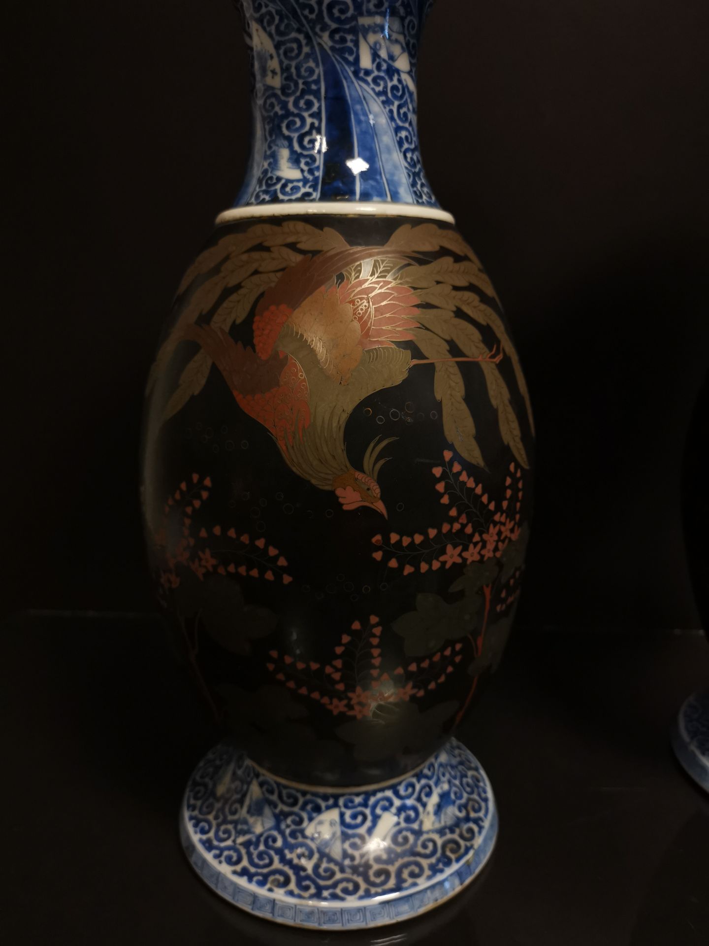 JAPON. Paire de vases cornés, la panse à décor en cloisonné de porcelaine - Bild 4 aus 6