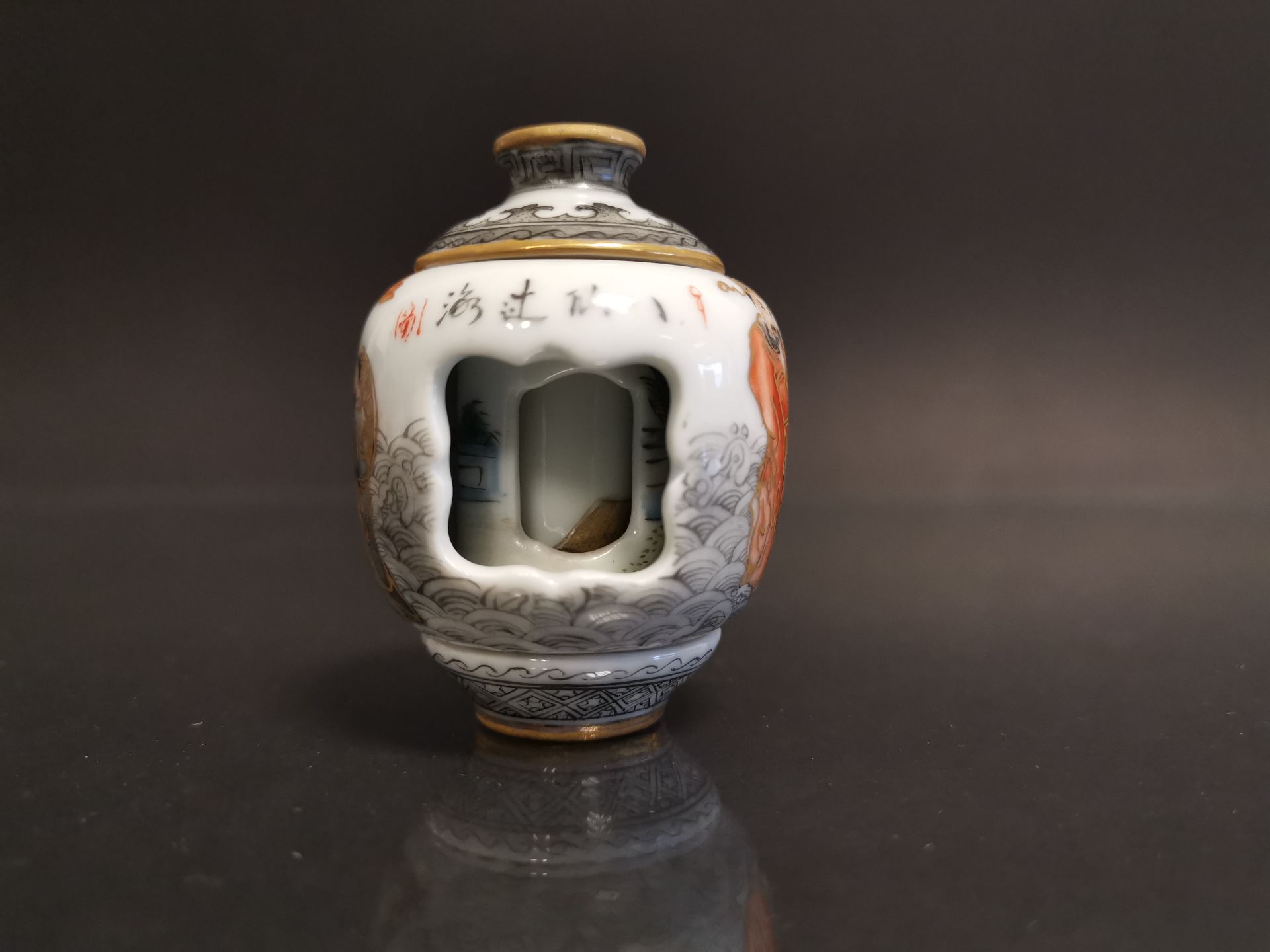 Vase miniature en porcelaine polychrome Chine, XXème siècle Composé de trois vases [...] - Bild 2 aus 5