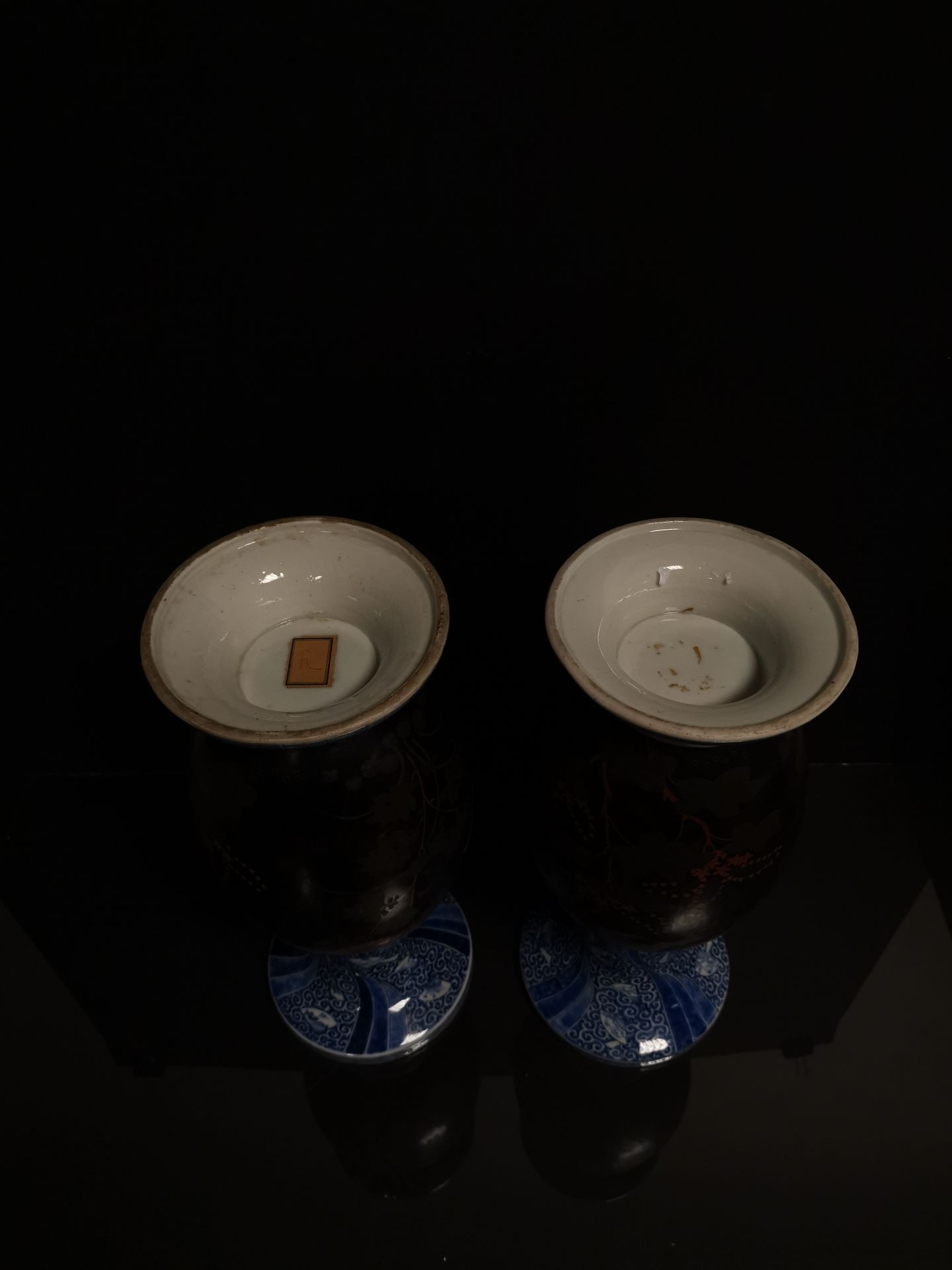 JAPON. Paire de vases cornés, la panse à décor en cloisonné de porcelaine - Bild 6 aus 6