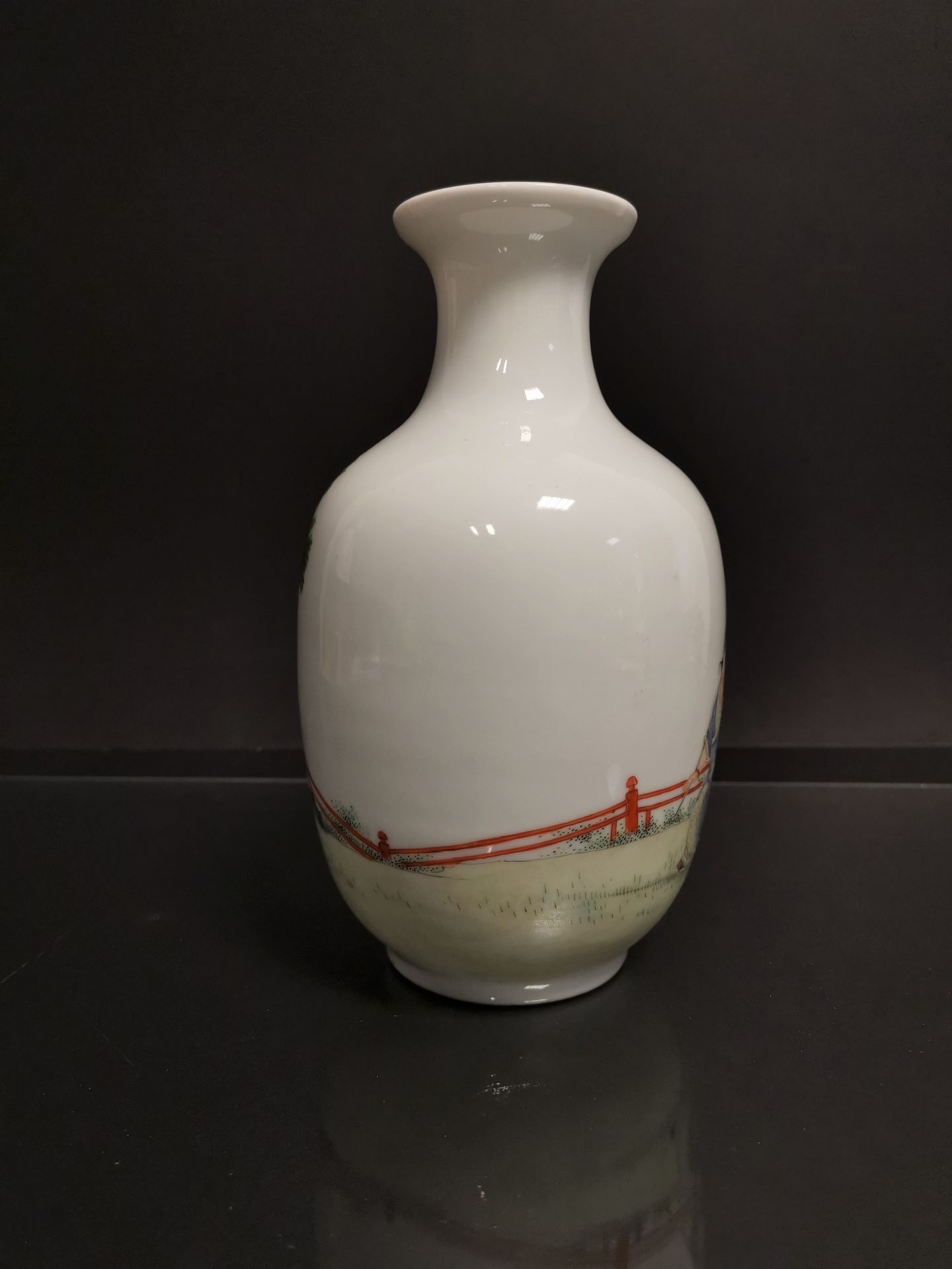 Vase en porcelaine polychrome Chine, XXème siècle De forme balustre, à décor [...] - Bild 4 aus 4