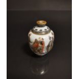 Vase miniature en porcelaine polychrome Chine, XXème siècle Composé de trois vases [...]