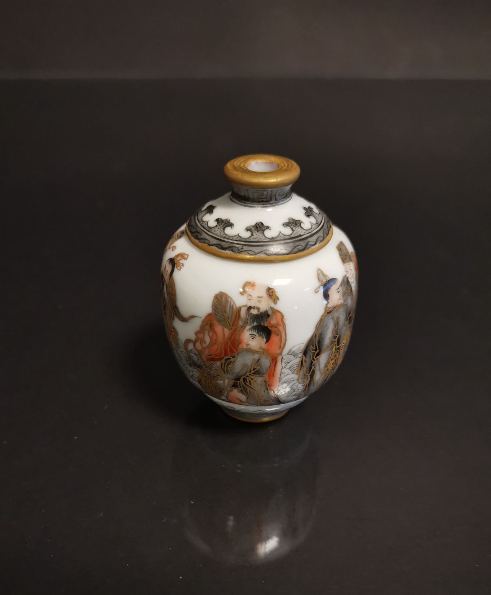 Vase miniature en porcelaine polychrome Chine, XXème siècle Composé de trois vases [...]