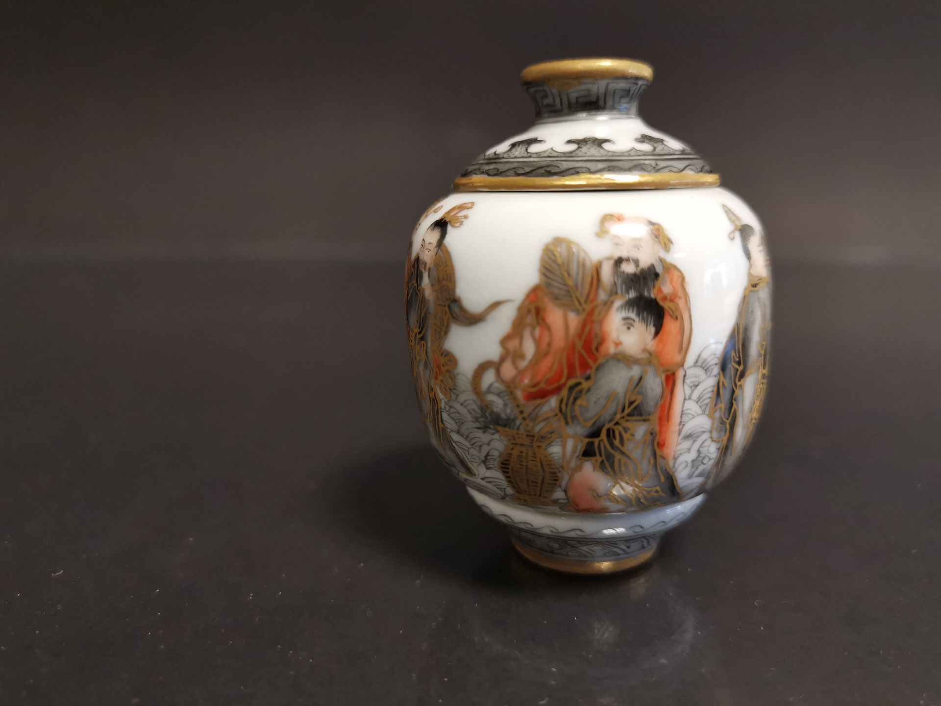 Vase miniature en porcelaine polychrome Chine, XXème siècle Composé de trois vases [...] - Bild 4 aus 5
