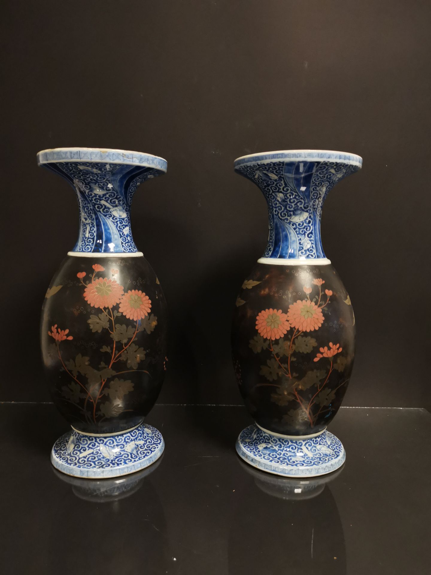 JAPON. Paire de vases cornés, la panse à décor en cloisonné de porcelaine - Bild 2 aus 6