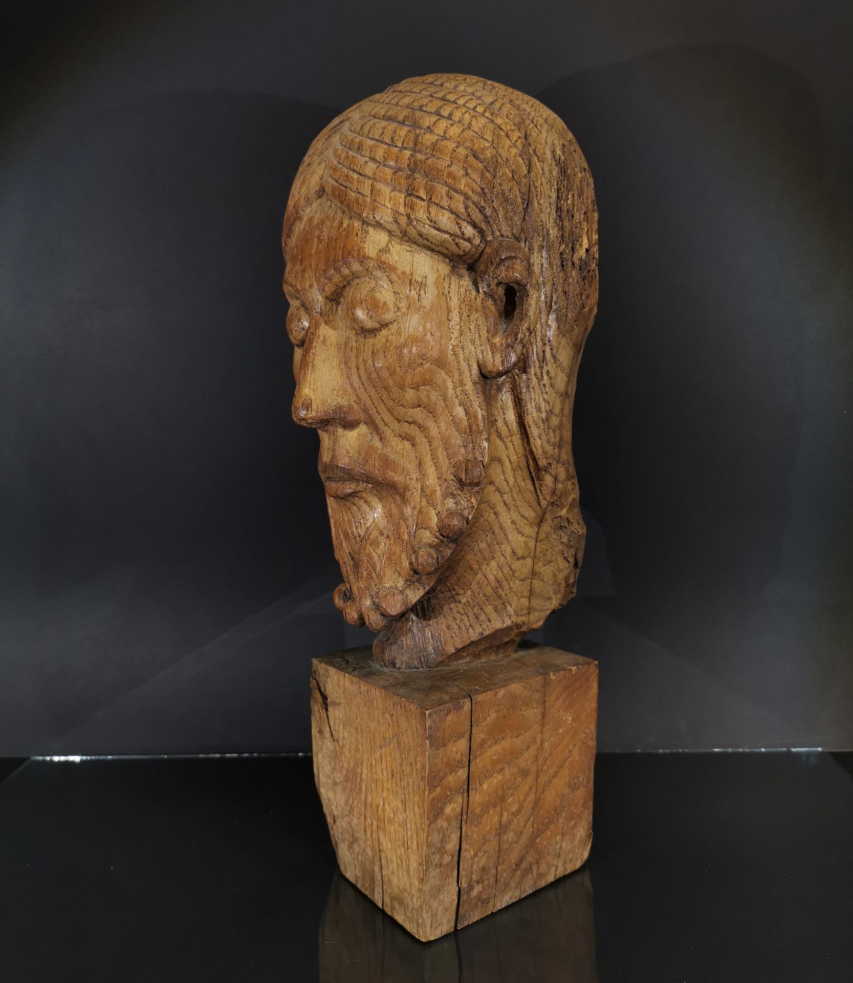 Sculpture en chêne reprenant le modèle du Christ de LOUVAIN, sculpture du XIIe. H. [...] - Bild 2 aus 3