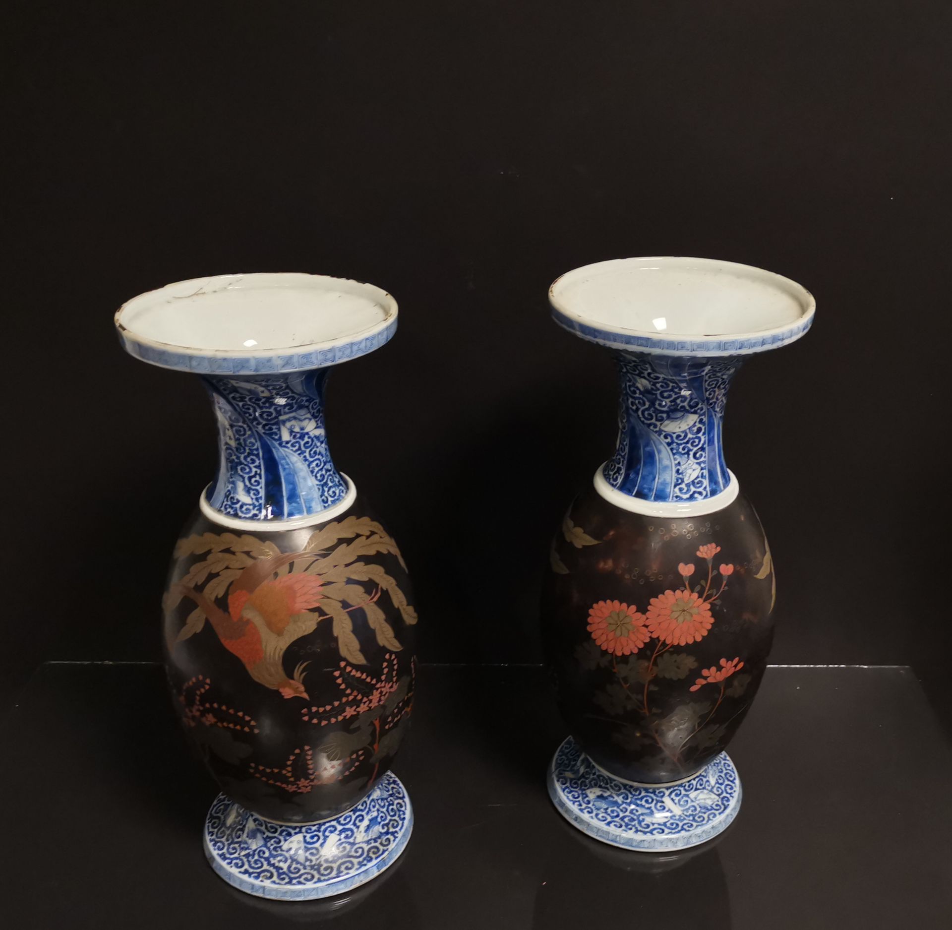 JAPON. Paire de vases cornés, la panse à décor en cloisonné de porcelaine - Bild 5 aus 6