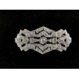 Broche plaque en platine Art Déco ornée de 81 diamants demi-taille dont un central [...]