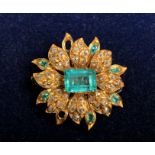 Broche "tournesol" en or et argent, sertie d'une émeraude centrale entourée de [...]