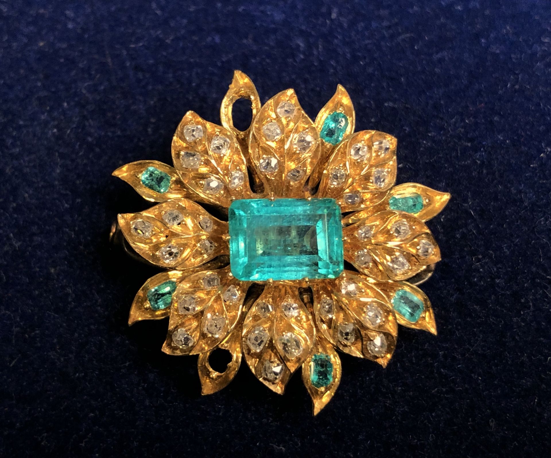 Broche "tournesol" en or et argent, sertie d'une émeraude centrale entourée de [...]