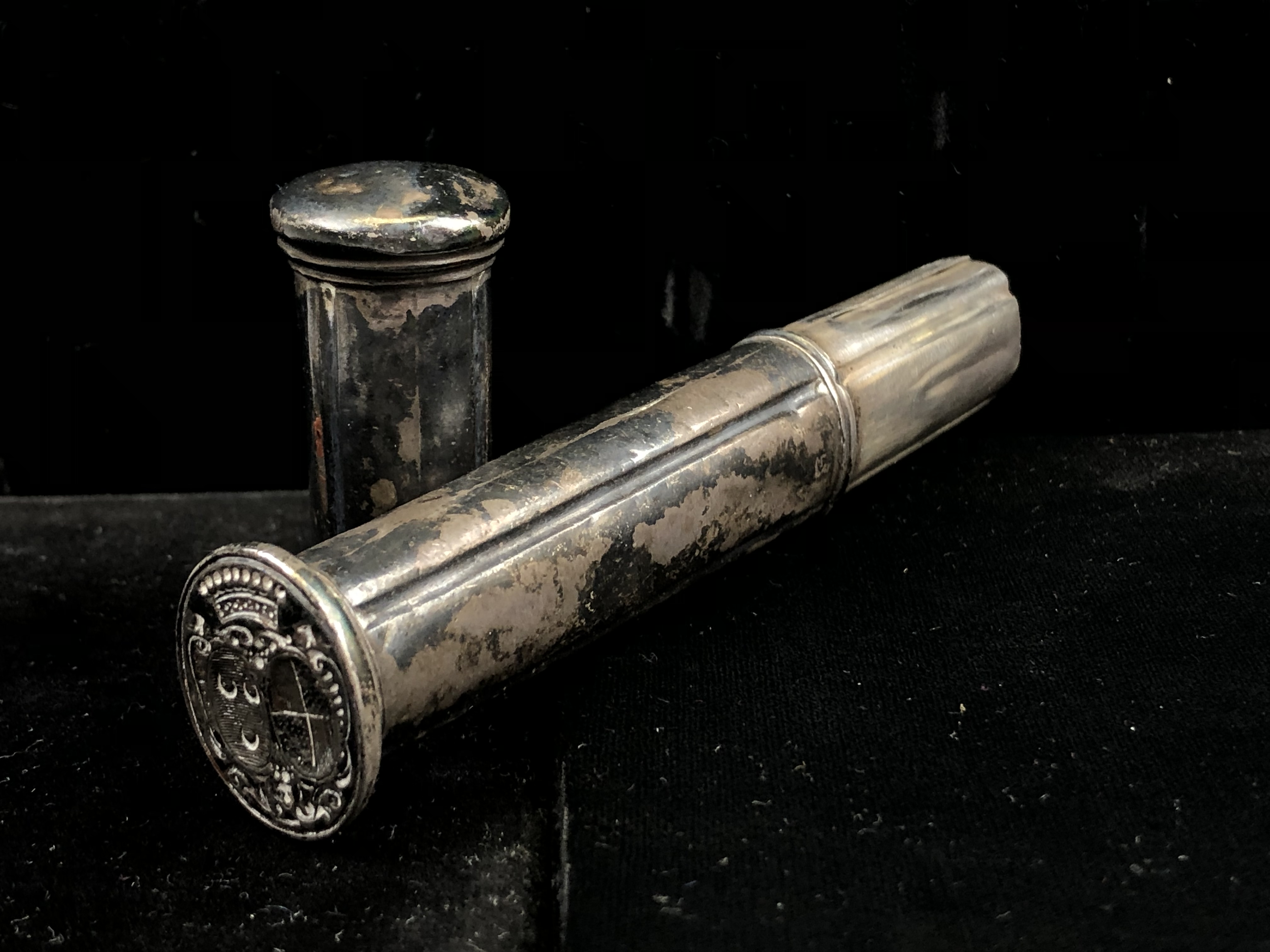 Etui à cire-cachet en argent, armes sous couronnes comtale. Poinçons de décharge [...]