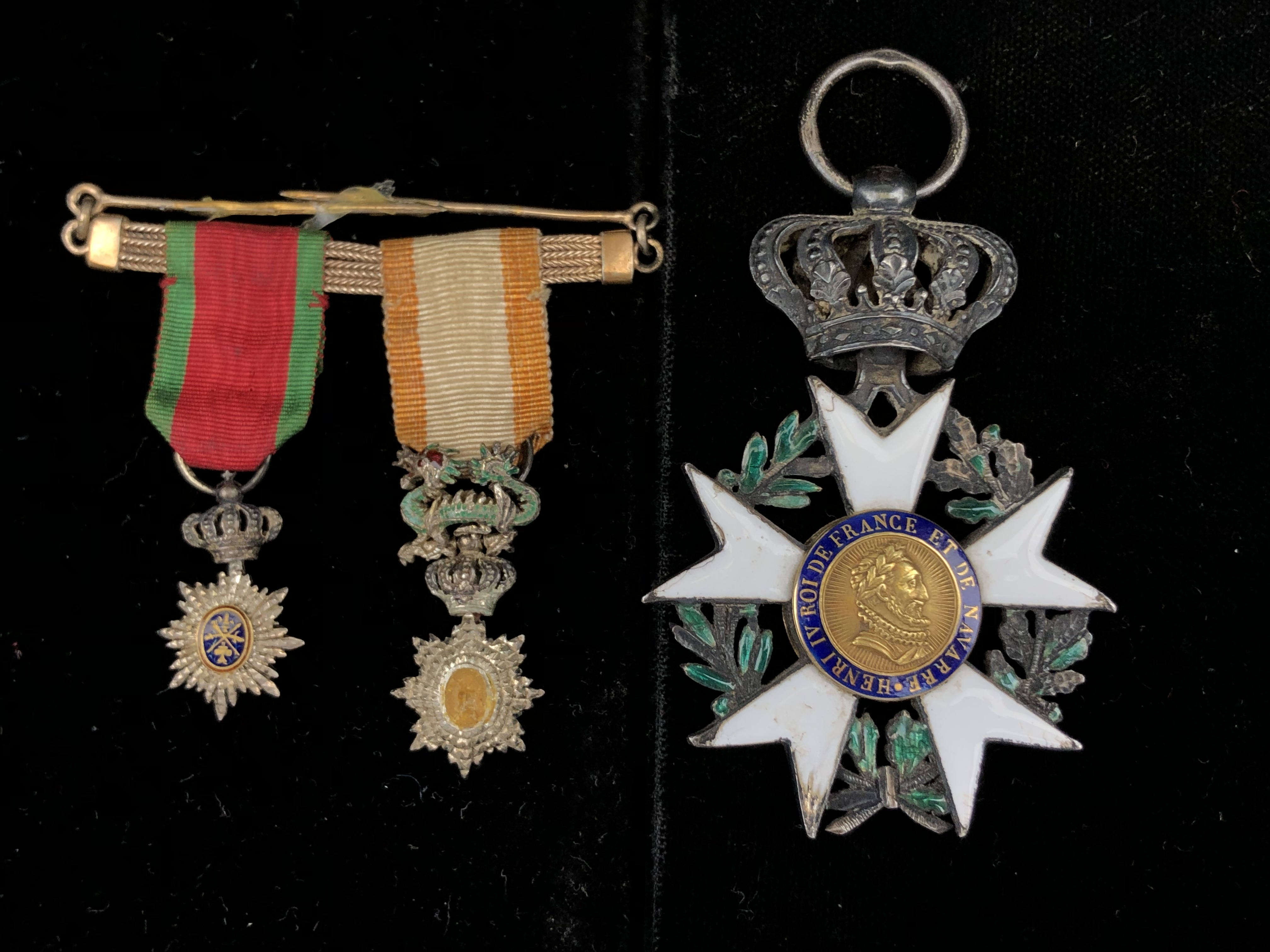 Médaille de la Légion d'Honneur, époque Restauration (incomplète) et deux [...]