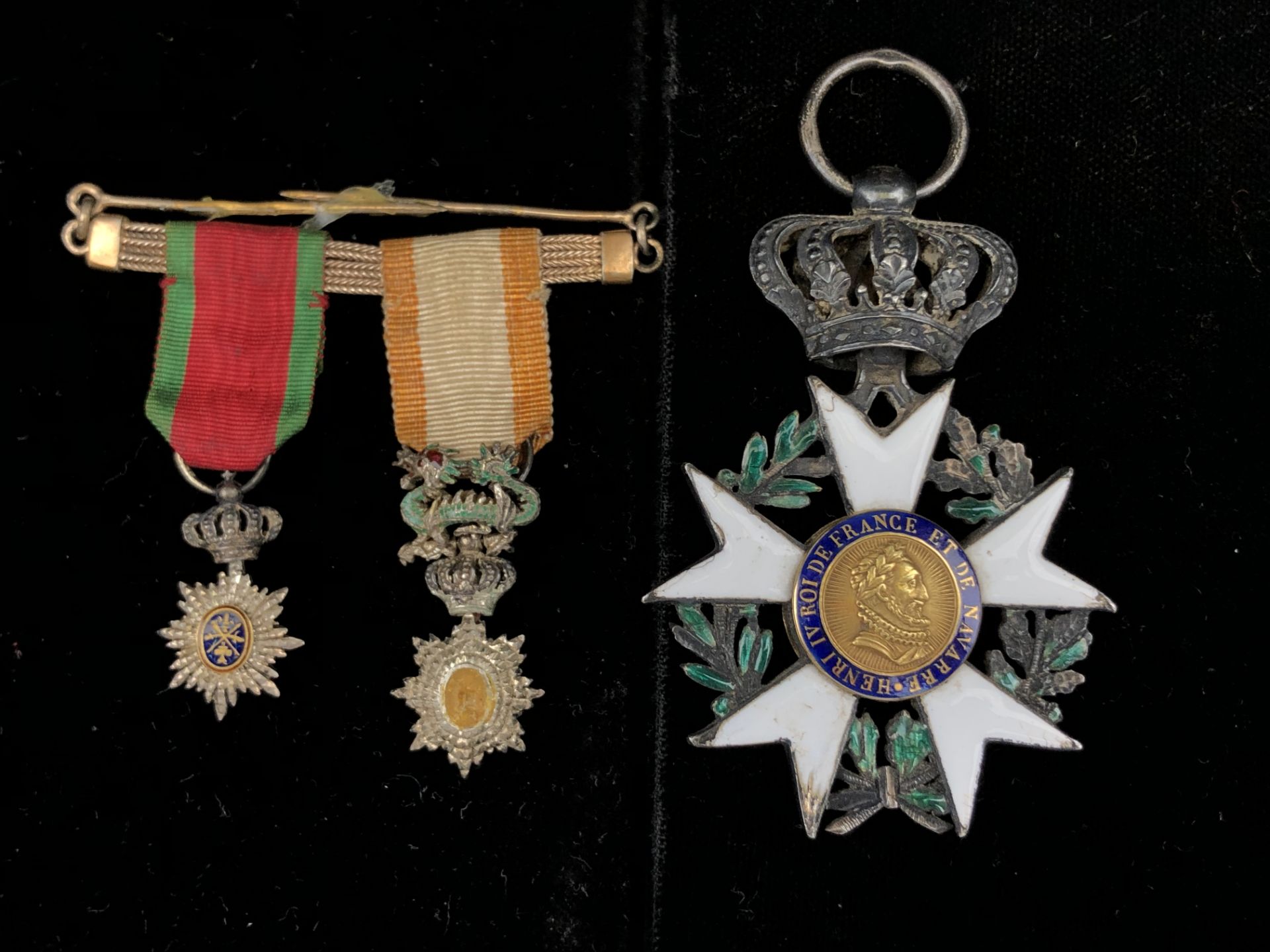 Médaille de la Légion d'Honneur, époque Restauration (incomplète) et deux [...]