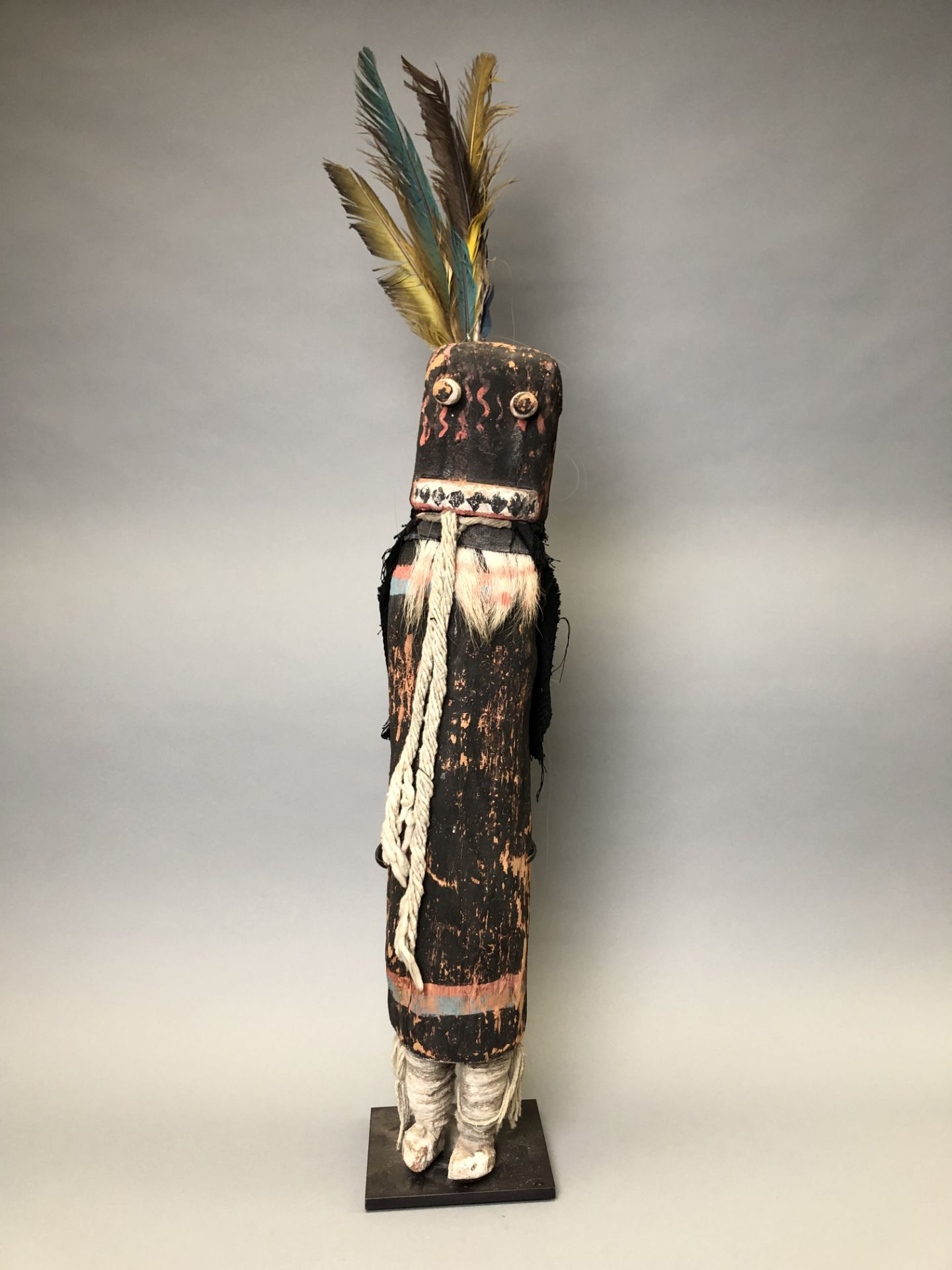 Poupée en bois léger, plumes, polychromie et matières diverses. Indiens Hopi, [...]