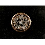 Broche ronde ajourée en or et argent, à motif de fleurs. P. 9,97 g. -