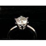 Bague solitaire en or blanc. P. 7,5 g. Diamant : environ 1,50 carats. -