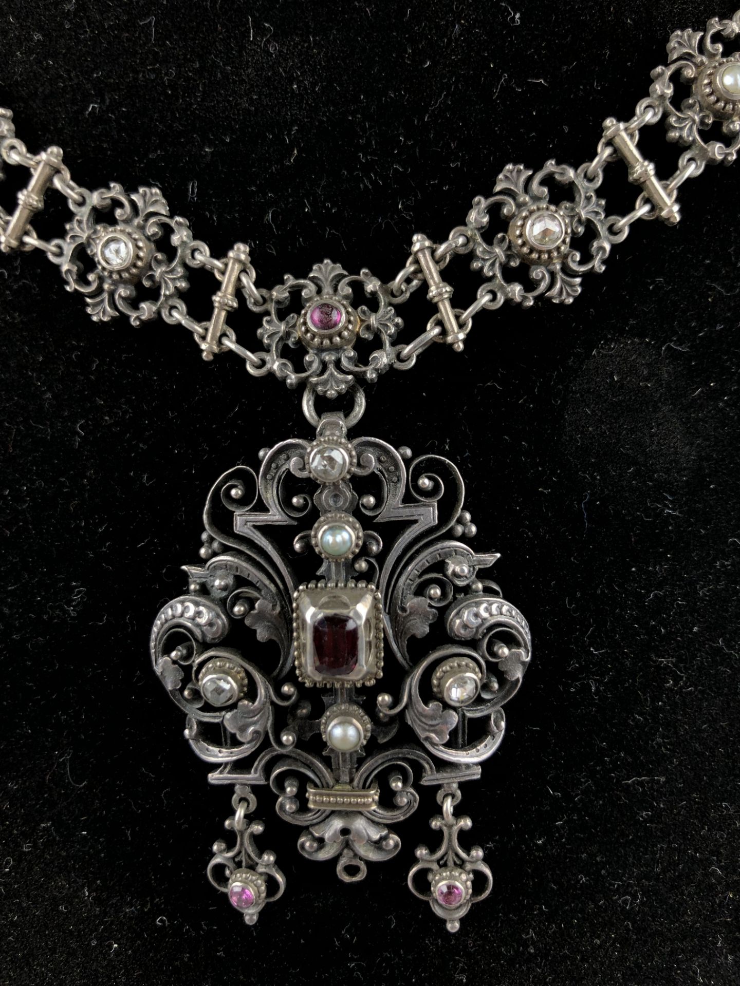 Tour de cou en argent, grenats, petits diamants et perles. Travail anglais, XIXe [...] - Bild 2 aus 2