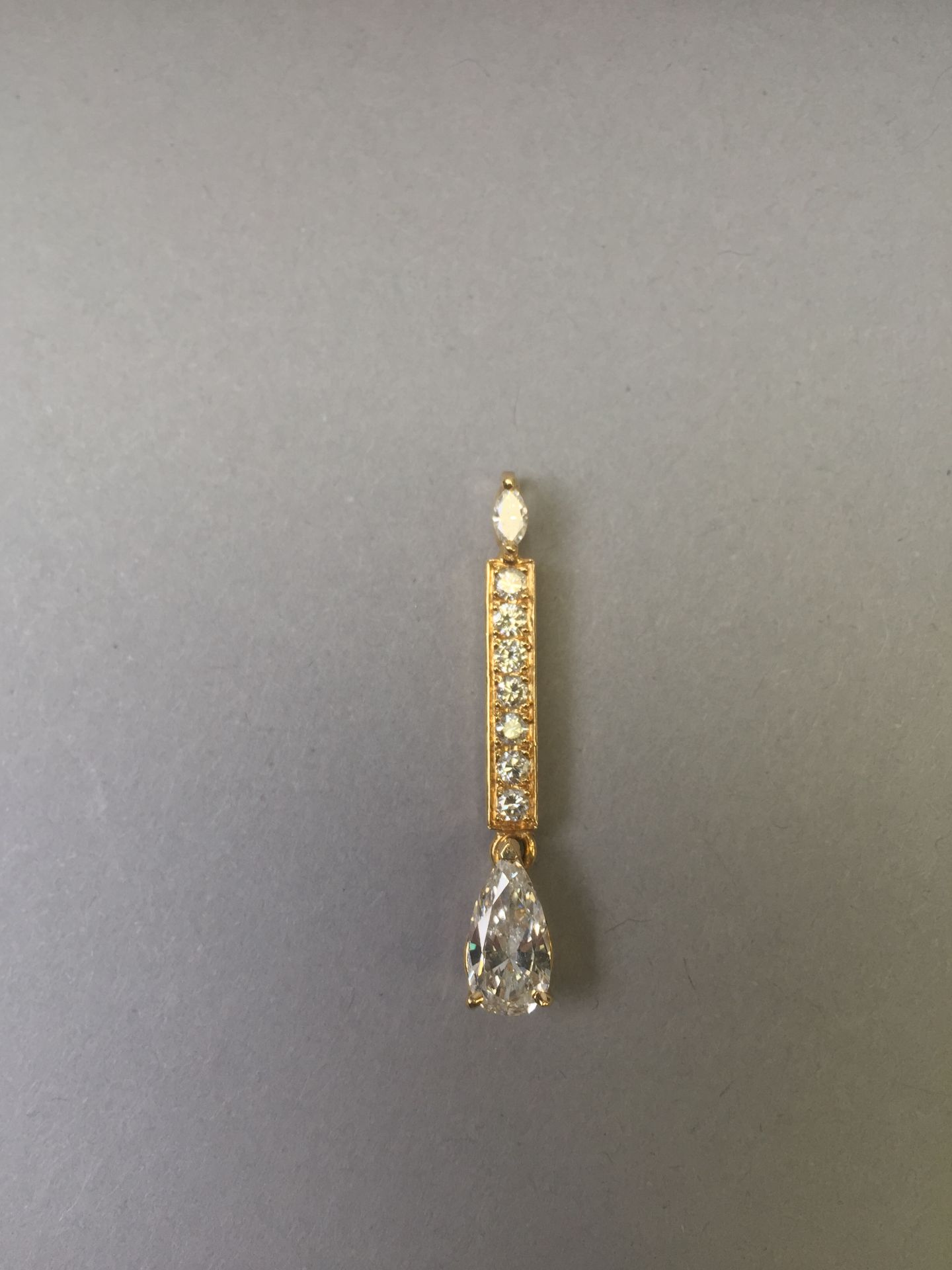 Pendentif or jaune composée de 9 diamants, dont une goutte en poire. P. 3,1 g. [...]