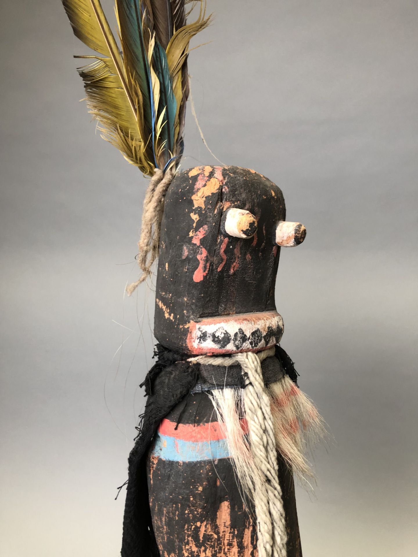 Poupée en bois léger, plumes, polychromie et matières diverses. Indiens Hopi, [...] - Bild 2 aus 2