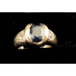 Bague en or jaune ornée d'un saphir serti demi-clos et de six petits brillants. P. [...]