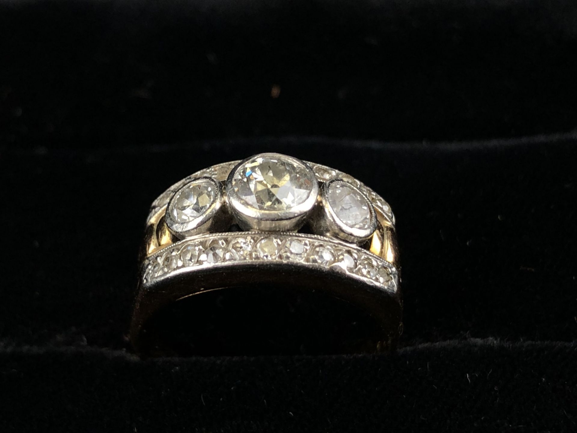 A CHARGE DE CONTROLE. Bague "tank" en or jaune ornée de 3 diamants taille ancienne [...]