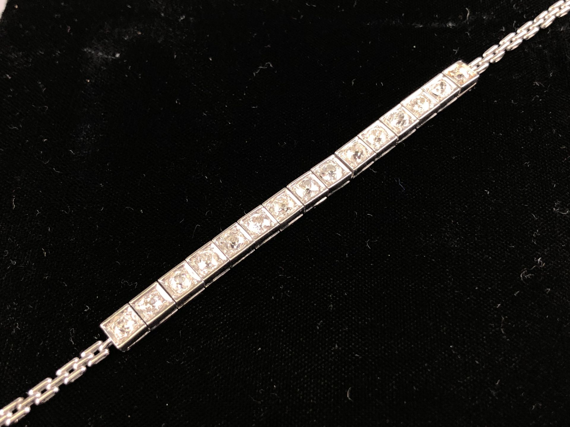 Bracelet en or blanc articulé orné de 15 diamants. P. 14,2 g. Diamants : environ 3 [...]