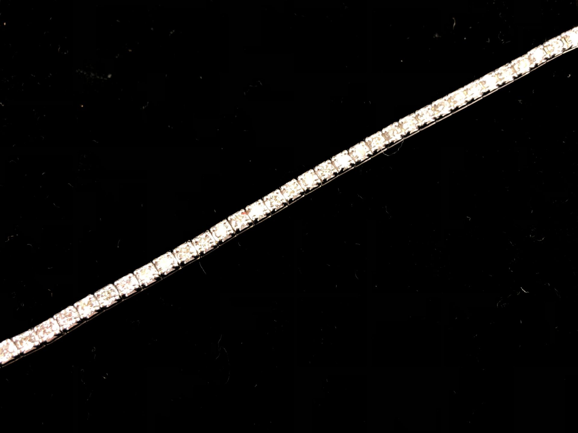 Bracelet dit "rivière de diamants" en or blanc serti de 50 brillants modernes. P. [...]