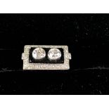 Bague composée de deux diamants 0,5 carats sur une table rectangulaire en pierre [...]