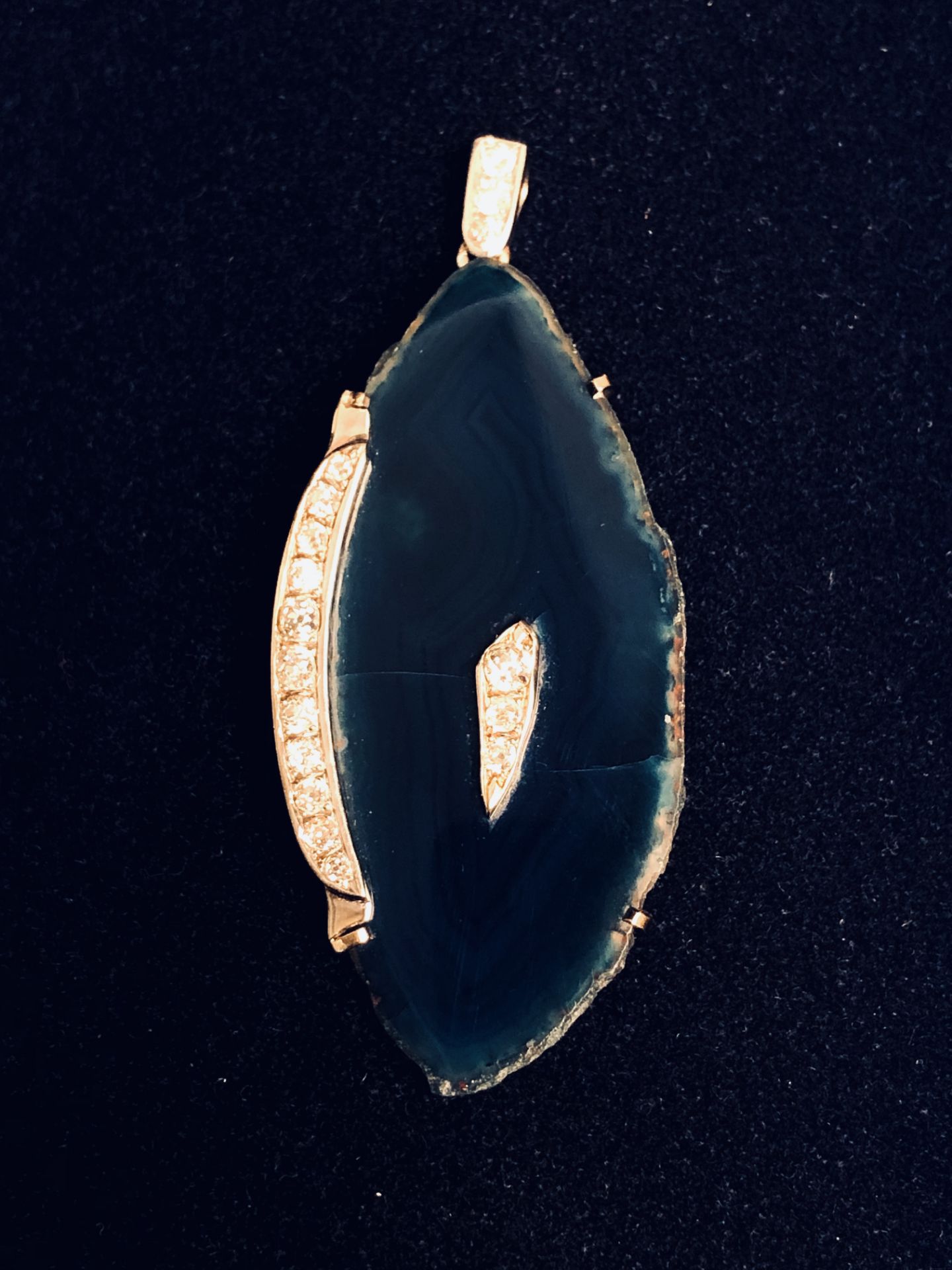 Fabrice LECANU. Pendentif en agate bleu à monture en or blanc sertie de diamants. [...]