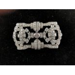 Broche plaque en or blanc sertie d'un diamant central d'environ 0,4 carat dans un [...]